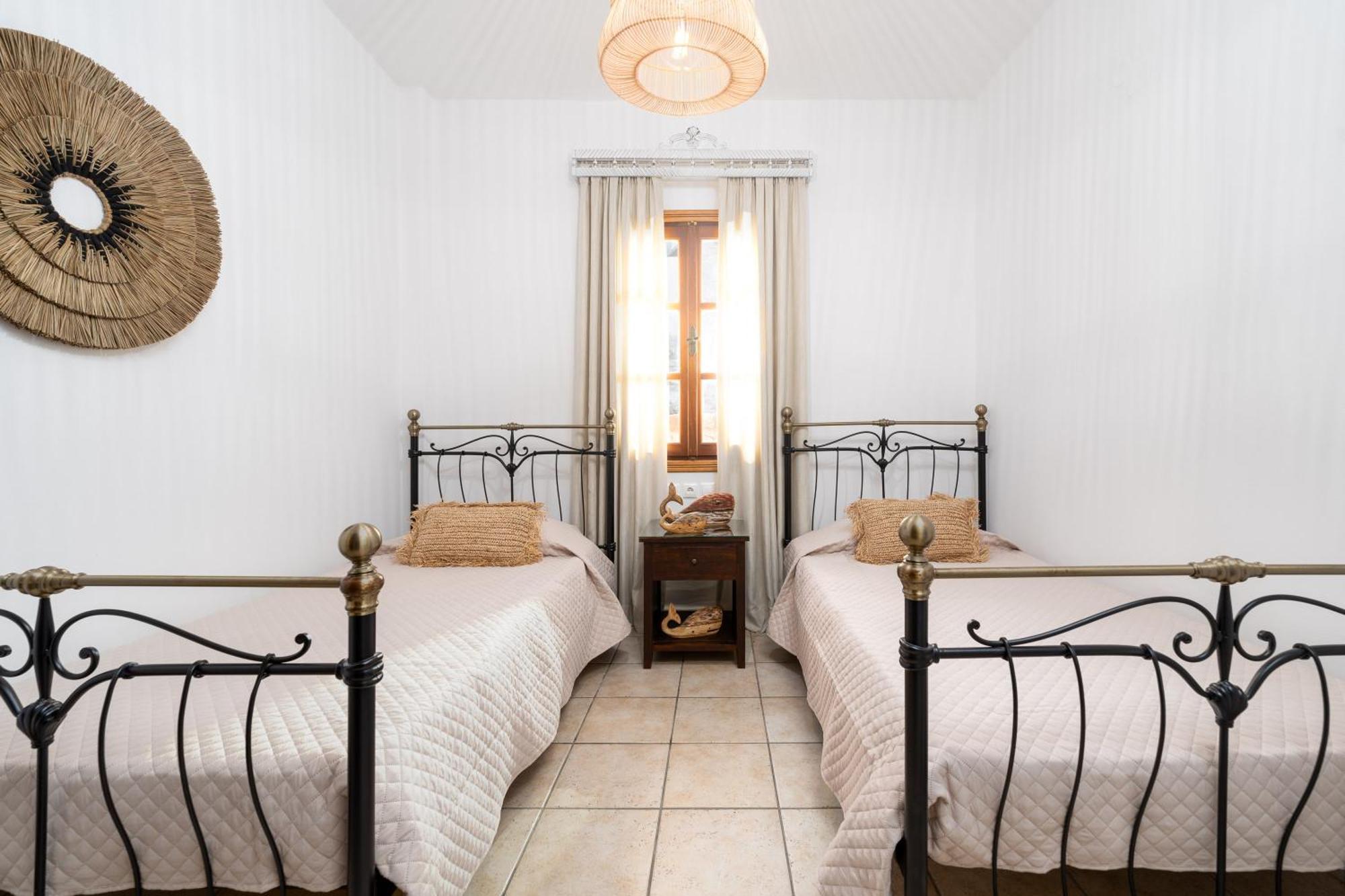 Villa Antonis Chalki Town Екстер'єр фото